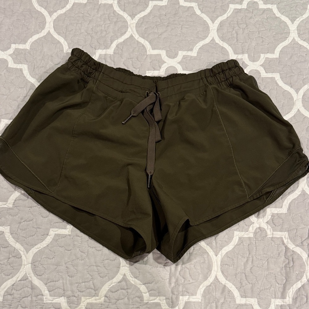 Lululemon Athletica Hotty Hot shorts in Military Olive green Sz 10
